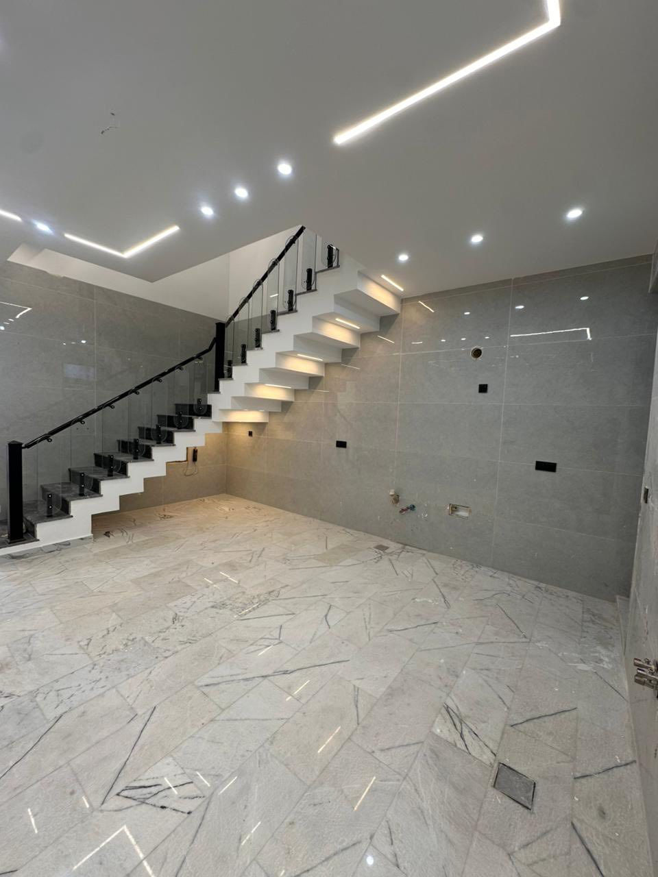 للبيع في السيدية لدي مكتب القيسي للعقار
المساحة 100م²           واجهة 5م           نزال 20م

#الطابق_الارضي غرفة نوم وصالة ومطبخ حار وبارد وخدمات 
#الطابق_الاول غرفتين نوم وهول داخلي وخدمات 
#الطابق_الثاني غرفة نوم سويت وهول داخلي ولوندري 

📍 موقع مربع الضباط مقابل تشجير 

لبيت مجهز بأحدث المواصفات العصرية 
البيت بنظام Smart Home منزل ذكي
نظام لمس Touch point
البيت بالكامل مغلّف بارقى انواع المرمر الاسباني
البيت مجهز كامرات مراقبة مع WiFi
شبابيك دبل جام عازل
جلسة خارجية مميزة
ديكورات حديثة ومواصفات عالية

( تعامل والسعر مع صاحب العقار مباشر )

    #أعرض_عقارك_بايدي_أمينة✅

           #نتشرف_بحظوركم_الى_مكتبنا✅

#نستقبل_كافة_عروضكم_البيع_والايجار 🏠

#يوجد_عروض_اخرى✅

اتصال على الرقم المكتب

***********

***********

👇🏼👇🏼👇🏼👇🏼
                        مكتب القيسي للعقار 
السيدية ⬅️ شارع المركز مقابل التفاح الاخضر

🔴 نكفيك عناء البحث ✔️ لتمتلك عقارك

عندك بيت 🏠 وحاير شلون تبيعه نحن نجيبلك المشتري وبسعر الذي يناسبك

عندك بناء 🏗️ وما عندك وقت تبني نحن نبني لك بأسعار تنافسيه وبكوادر هندسيه مع توثيق مراحل العمل بالتصوير حتى تكون مطمئن
