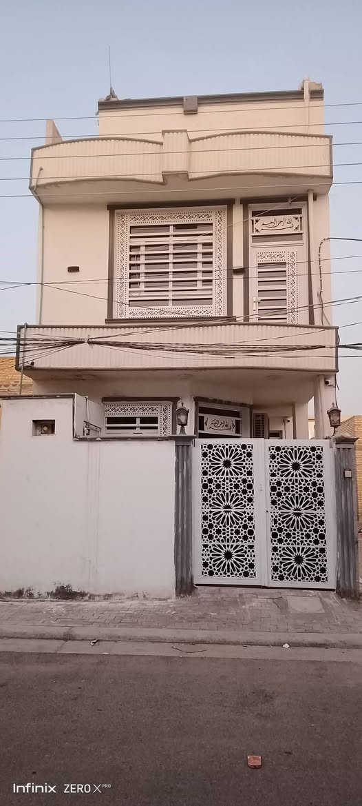 سلام عليكم للبيع بيت 100,متر طابقين بناء حديث كافه الخدمات موجوده  3 غرف نوم صيحات داخليه و خارجيه البيت طابو صرف البيت بسمنه مويم  دلال السعر 160 وبي مجال مكاني كربلاء حي السلام لاستفسار الاتصال ***********
