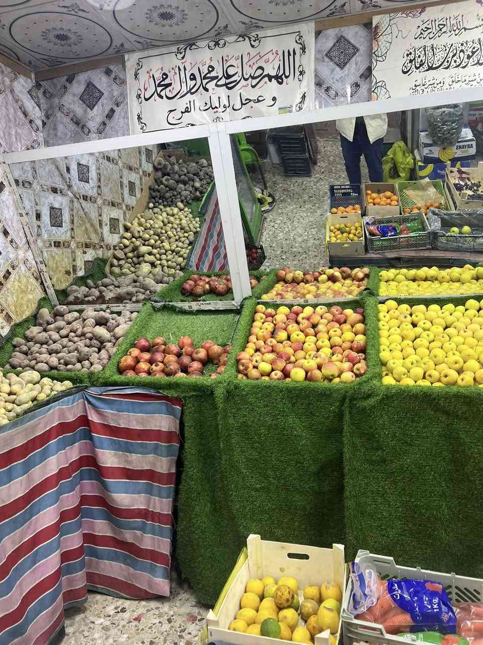 محل مخضر جاهز للبيع يحتوي على رفوف كامل +جام وميوزه داخل وخارج بالاضافه الى براد وسبلت ٥طن واناره كامه المكان شارع ام وليد مقابل معهد النور قرب مطعم المهندس سبب البيع لعدم التفرغ 
للاستفسار الاتصال ***********
