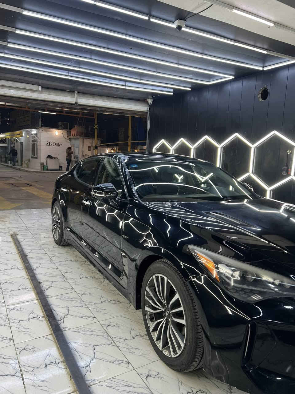 السلام عليكم 
ستنكرر موديل 2018 للبيع رقم بغداد جديد 
فول مواصفات بانراما 1 /1 
كير ومحرك مكفولات 
محرك 4 سلندرر 
الحادث موضحح بلمنشور 
السعر 160 وبيها مجال بسيط جدا 
للاستفسار اتصل وخادم ***********
