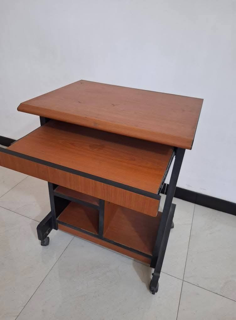 ميز للحاسبة مثل ما موضح بالصور
للبيع عنواني بغداد - الدورة 
٧٥ الف وبي مجال قليل


**إذا كنت صاحب هذا الإعلان وتريد حذفه لأي سبب، رجاءا أرسل رسالة إلى الدعم الفني**