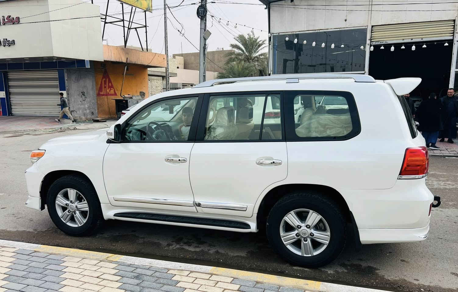 لاندكروز 2014
السعر ٤٣ الف وبيه مجال
رقم بغداد  
مواصفات لكزز  
محرك 4700 VXR
بصمه ابواب +تشغيل 
فتحه سقف 
كشنات جلد 
كراسي كهرباء 
كامرا  بالمرايا 
تحكم ستيرن 
٨ ايرباك 
حساس امامي + خلفي 
مري قلاب 
مري شفط 
عداد المسافة ١٧٠ الف كيلو 
السياره جديدة بمعنى الكلمه كفاله عامه من كلشي 
العنوان الانبار / الفلوجة 

للاستفسار الاتصال 

***********
***********
