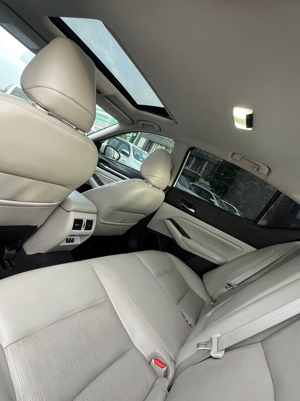 nissan altima 2019 SL
مواسەفات کەندی بێ بۆیاخ  بێ سارد کلین 
سەقف سلاید 
٥ کامیرا
رادار 
خەتی جادە 
بریک بەسمە 
کوشن خەزن 
کوشن گەرم
سوکان هیتەر 
تەبرید مەرکەزی
٤٢ هەزار میل رۆشتوە 
نرخی ١٩٢ گلا تۆزێ  مەجال
***********
