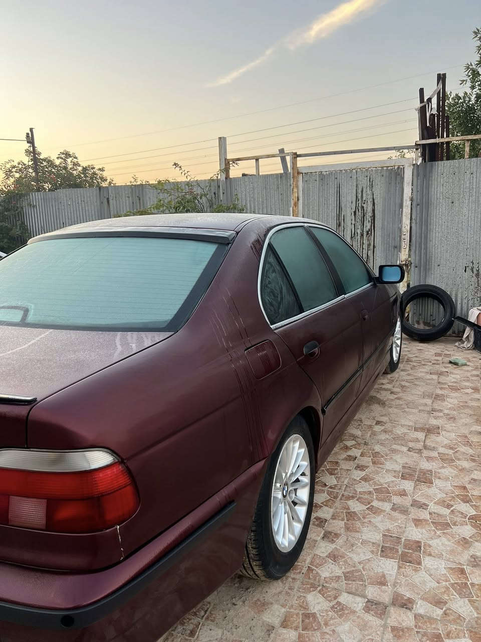 السلام عليكم صقر موديل 2000 مكينه 4.4 غني عن التعريف  السياره مصبوغه حزام بدون حادث غرفه جديدة صدر امامي
خلفي جديد رقم بغداد السعر $100
***********
