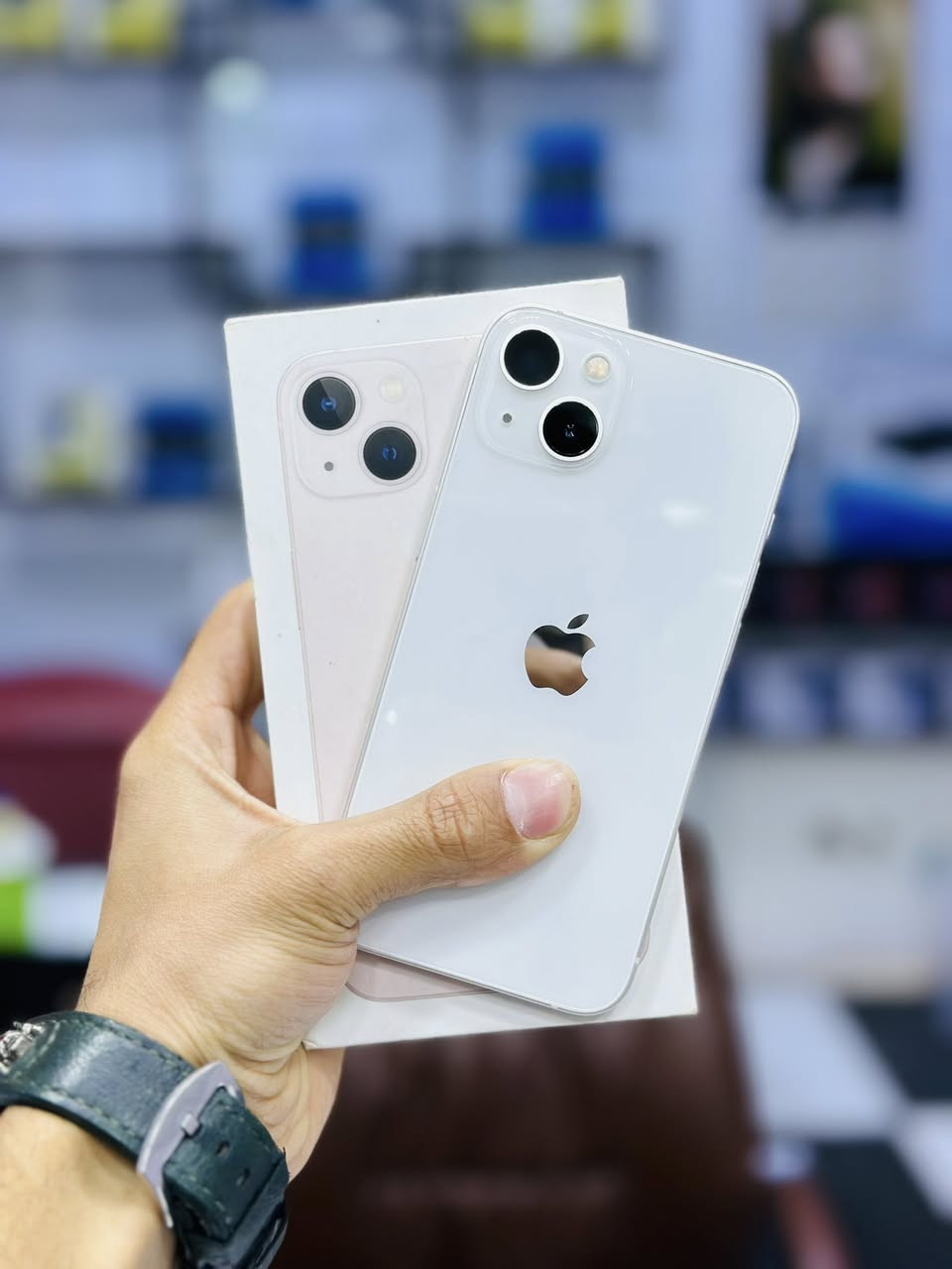 السلام عليكم متوفر:

♠️أيفون 13 عادي شرق اوسط ذاكرة 128 بطارية 94 الجهاز مكفول وضمان✔️.

☑️***********☑️

☑️مركز سفن فون للهواتف النقالة☑️
