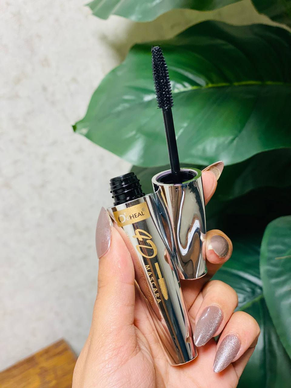 ماسكارا 4D من علامة تجارية تدعى "O'CHEAL". 
تعد الماسكارا 4D بزيادة كثافة وطول الرموش بشكل ملحوظ.
تتميز بتركيبة كريمية تغطي كل رمش بالتساوي دون تكتل.
تأتي بفرشاة مصممة خصيصًا للمساعدة في تغطية حتى الرموش القصيرة من الجذور.
المنتج مقاوم للتلطخ والماء ويدوم طويلاً طوال اليوم.


**إذا كنت صاحب هذا الإعلان وتريد حذفه لأي سبب، رجاءا أرسل رسالة إلى الدعم الفني**