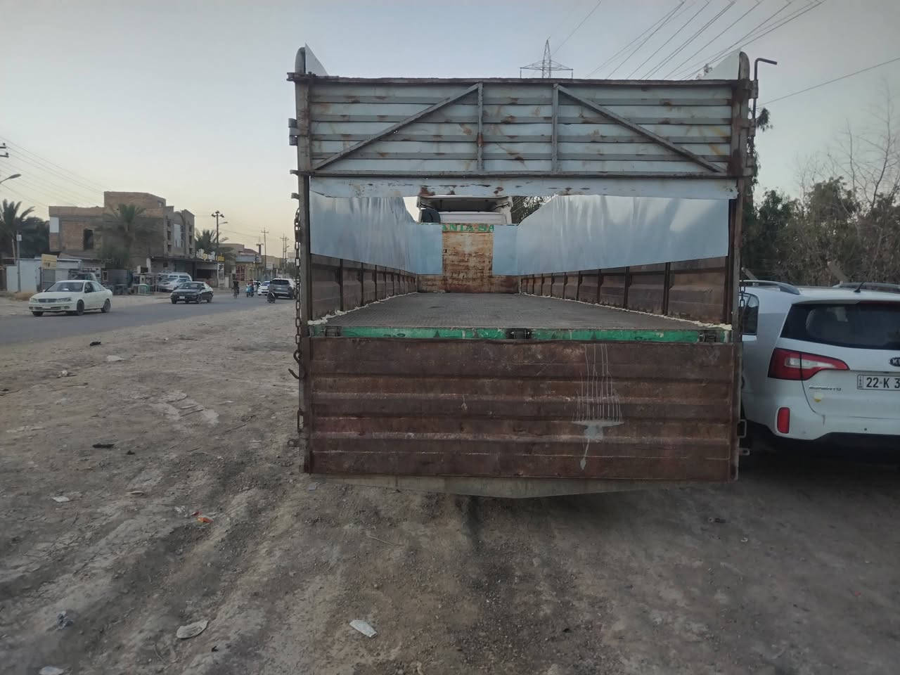 السلام عليكم اخوان العربانة للبيع الطول 12 ونص وارتفاع 165 العربانة جاهزة للشغل دناگير 14 مربع صيني والسعر 90 وبيها مجال حگ الجية الإتصال ***********
