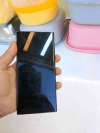 اس ٢٣ الترا  خط واحد نضيف حلو الجهاز بس بيه شخطين بل شاشه مو كسر شخط ب...