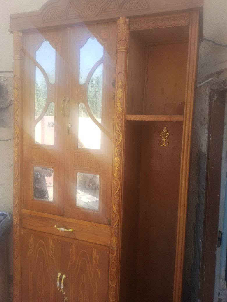 مرحبا زاويه كنتوريه ميز مرايا للبيع ***********
