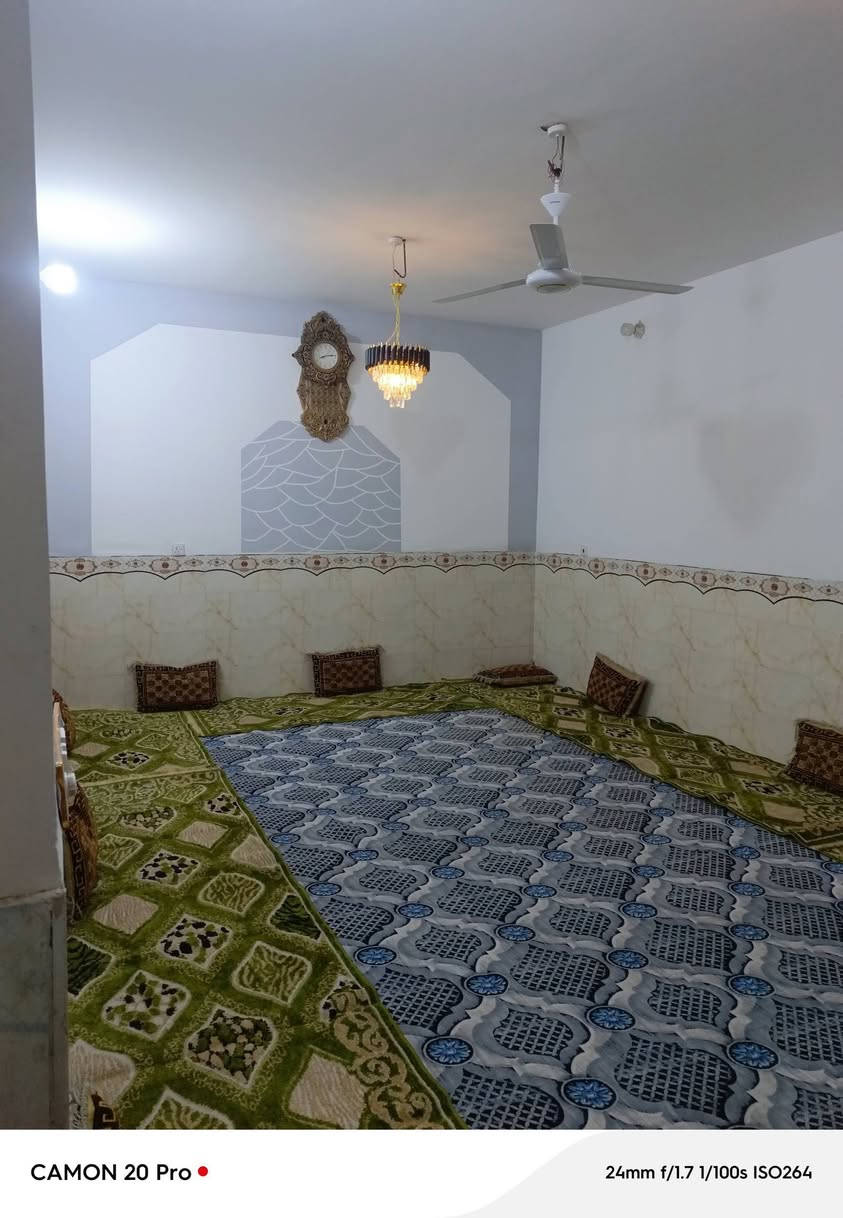 السلام عليكم 
دار للبيع المساحه 200م 
العنوان الكوفة شارع المعمل مقابل معمل باتا قريب على شارع 12 الدار يقع على شارع 8امتار 
الأساس والسقف كونكريت البناء طابوق درجه اولى 
ارضيه بورسلين وجدران سيراميك السطح كامل شغل درجه اولى يحتوي الدار على غرفتين 4×5 وصاله ومطبخ وصحيات داخليه وخارجية واستقبال 7×4 
السعر 70مليون وبي مجال 
للاستفسار ***********
