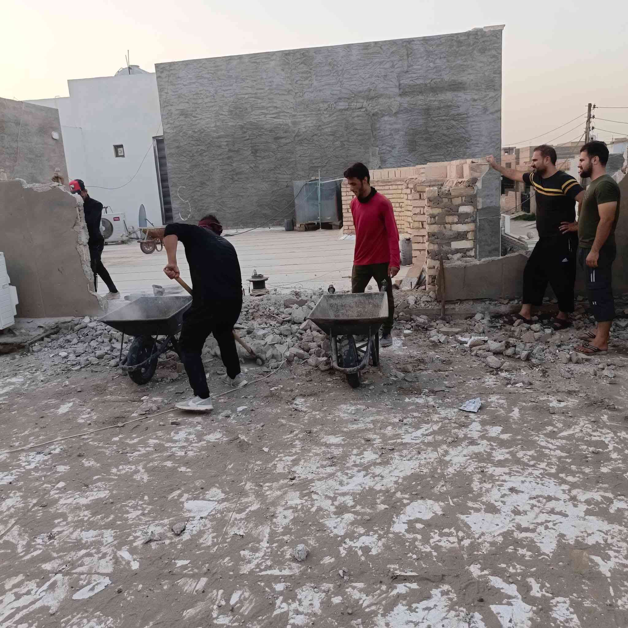 سلام عليكم  / يوجد كادر عمل جاهز/ تصعيد مواد/ تنضيف بيوت/ تفليش/ تكشيط/ تنضيف حدائق/ دفن نهري  / شقلنه ليل ونهار   /ومعداتنه جاهز/ ماعليك بس تصال على رقم  /     *********** /
