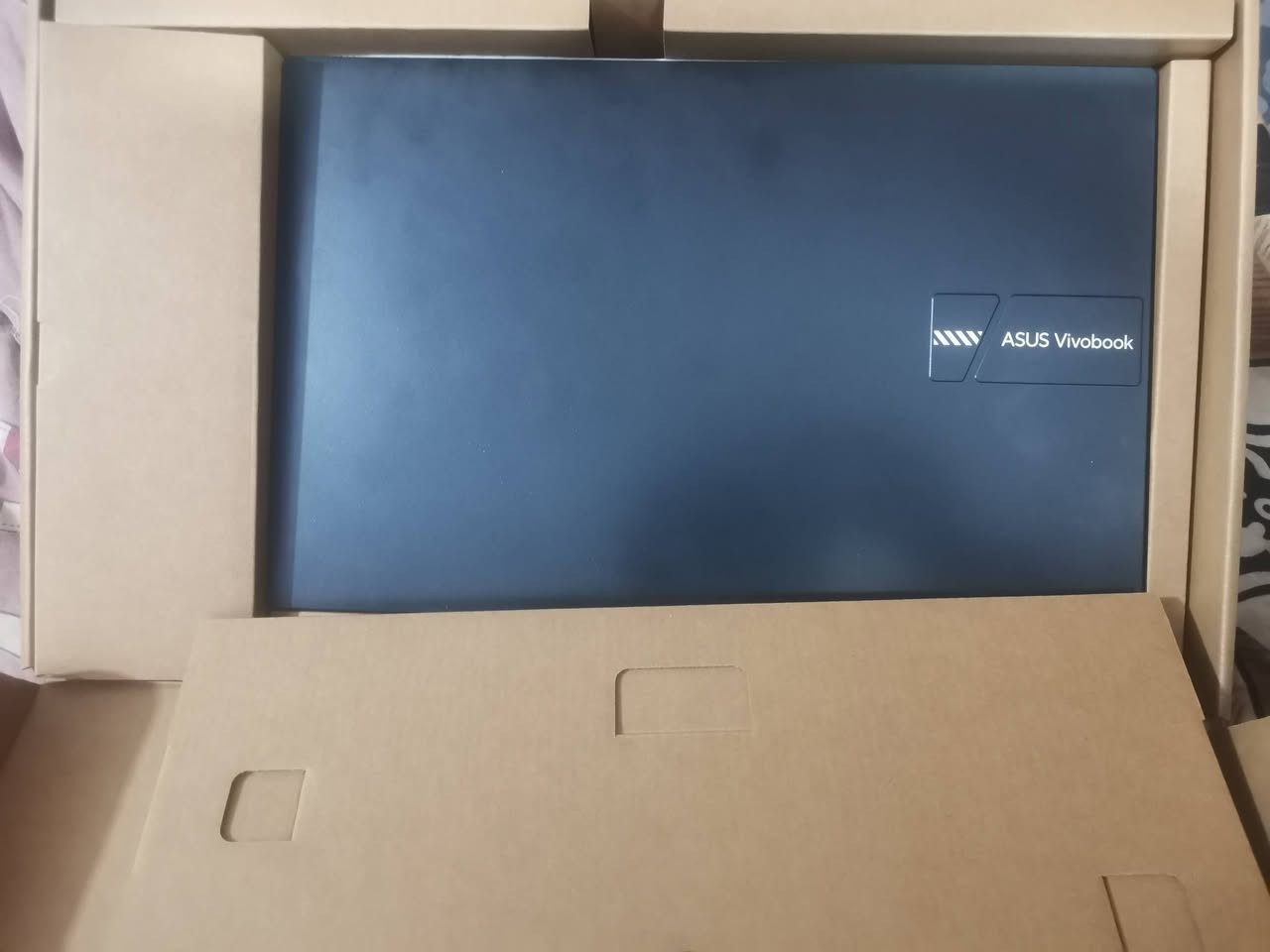 لاب توب من نوع ASUS Vivobook 15
السعر ٤٢٥ ألف قفل مكاني بغداد حسينية الراشدية

 *********** او ***********

​المعلومات الأساسية

الجهاز "نظافة 100% مع الكارتون"

​الموديل (Model): ASUS Vivobook 15

(الرمز الدقيق: X1504VA-NJ816).

​اللون: أزرق هادئ (Quiet Blue).

​المواصفات التقنية (Hardware)

​المعالج (CPU): Intel Core i3-1315U

(من الجيل الثالث عشر، وهو معالج اقتصادي وجيد للمهام اليومية والدراسية).

​الذاكرة العشوائية (RAM): 4 جيجابايت من نوع DDR4

(مدمجة على اللوحة الأم On-Board).

​ملاحظة: 4 جيجابايت تعتبر قليلة للمعايير الحالية، قد ترغب في تطويرها إذا كان الجهاز يسمح بذلك لتحسين الأداء.

​التخزين (SSD): 512 جيجابايت من نوع NVMe PCIe 3.0

(سريع جداً في التشغيل ونقل البيانات).

​الشاشة (LCD): مقاس 15.6 بوصة بدقة FHD (1920x1080)،

وهي شاشة قياسية مريحة للعين.

​كرت الشاشة (VRAM): لا يوجد كرت شاشة منفصل

 (يعتمد على الكرت المدمج في المعالج Intel UHD).

​المنافذ والاتصال

​المنافذ (USB): يحتوي على منفذ USB 2.0، ومنفذين USB 3.2، ومنفذ واحد USB-C.

​الاتصال اللاسلكي: يدعم Wi-Fi 5 و Bluetooth.

​نظام التشغيل: مكتوب (WITHOUT OS)،

 أي أن الجهاز يأتي بدون ويندوز مثبت مسبقاً (تحتاج لتثبيته بنفسك).

Win11 👌👍🏻

​البطارية: 3 خلايا بقدرة 42 وات في الساعة.
