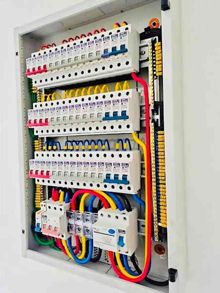 سلام عليكم اخوان دايمن يتصلون بيه من الكروب يشتكون حيدر ليش شغلك غالي يا عزيزي اني ما اشتغل شغل كلاوات شغلي غالي اتعب علي مو جايني عندك بيت قديم وتريد مني تسيس حديث عله قديم وايرات مكطعه كيبل مظروب اكضي نهار كله بس ارتب كهربائيات واير مظروب ادور عله علي لحد مطلعه هاذا مو تعب تخلص نهارك لا خط ولا خطين مو تكول بيت جاي تبني بي جديد وتسيس جديد الكهربائي اكيد ميتخر بلعكس يتفنن بشغله انطيك شغل وتسيس اتكلي رحم الله والديك فا يا عزيزي لا عبالك شغل كهرباء بس تسيس حار بارد اني شغلي وختصاصي كهرباء بوردات تسيس بيوت انطيك شغل اداء اصفنك عله شغل مو شغل كلاوات حتا دوائر دوله اشتغل هاذا رقمي الي حاب يتواصل معي اني حاظر *********** حيدر الكهربائي
