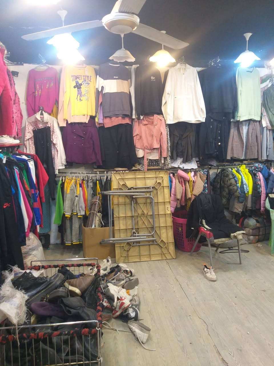 السلام عليكم عندي تصفية محل رجالي نسائي اطفال ولادي بناتي واحذية  شتوي وصيفي جديد وبالة اوربي المكان الشعب حي التجار ***********
