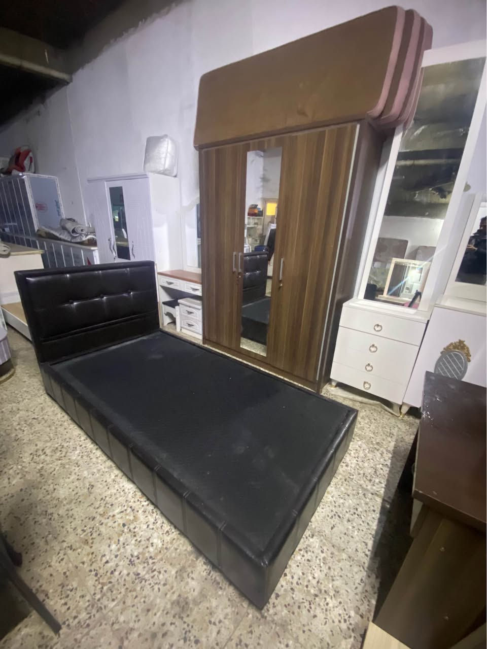 غرفة شبابية قنصور ميزتواليت تختين سعرها فقط ٢٥٠ ألاف عنوان دهوك بروشك ت*********** دهوك, العراق
