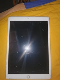 ايباد 8 جديد مستعمل قليل بطاريه 99 ذاكره 128 بس بي ضربه خفيفه بل شارشه...