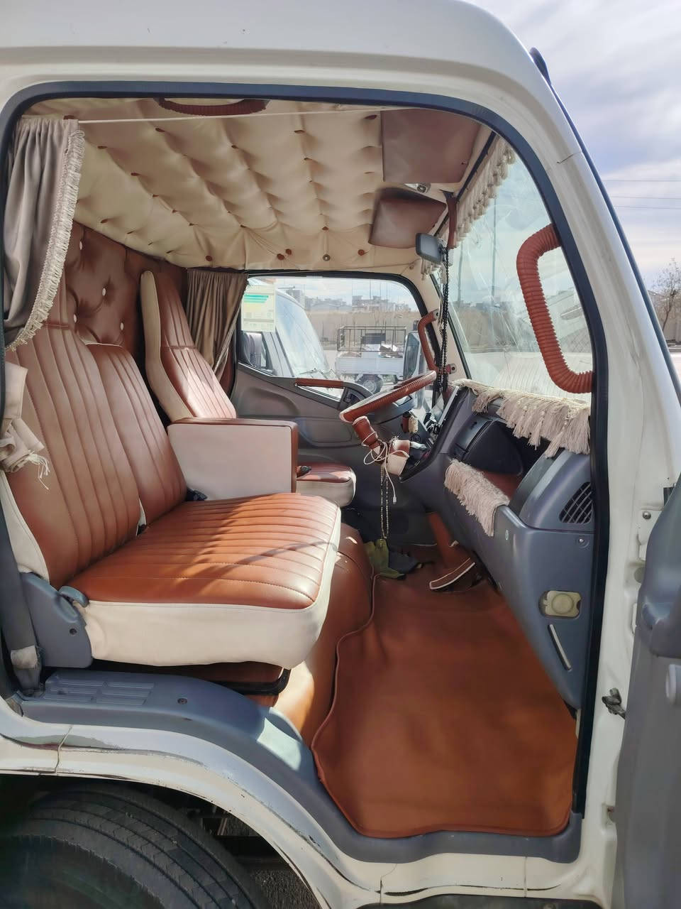 كنتر 13 لبيع مكفول كفاله عامه تخم تاير محرك بس منزله  رنك بس بيه تبخير ماتنقص السياره حيل حلوه كدامك بصوره بعد احله السعر 215 بيه مجال شي قليل رقم الاستفسار *********** المو شراي لا يدك
