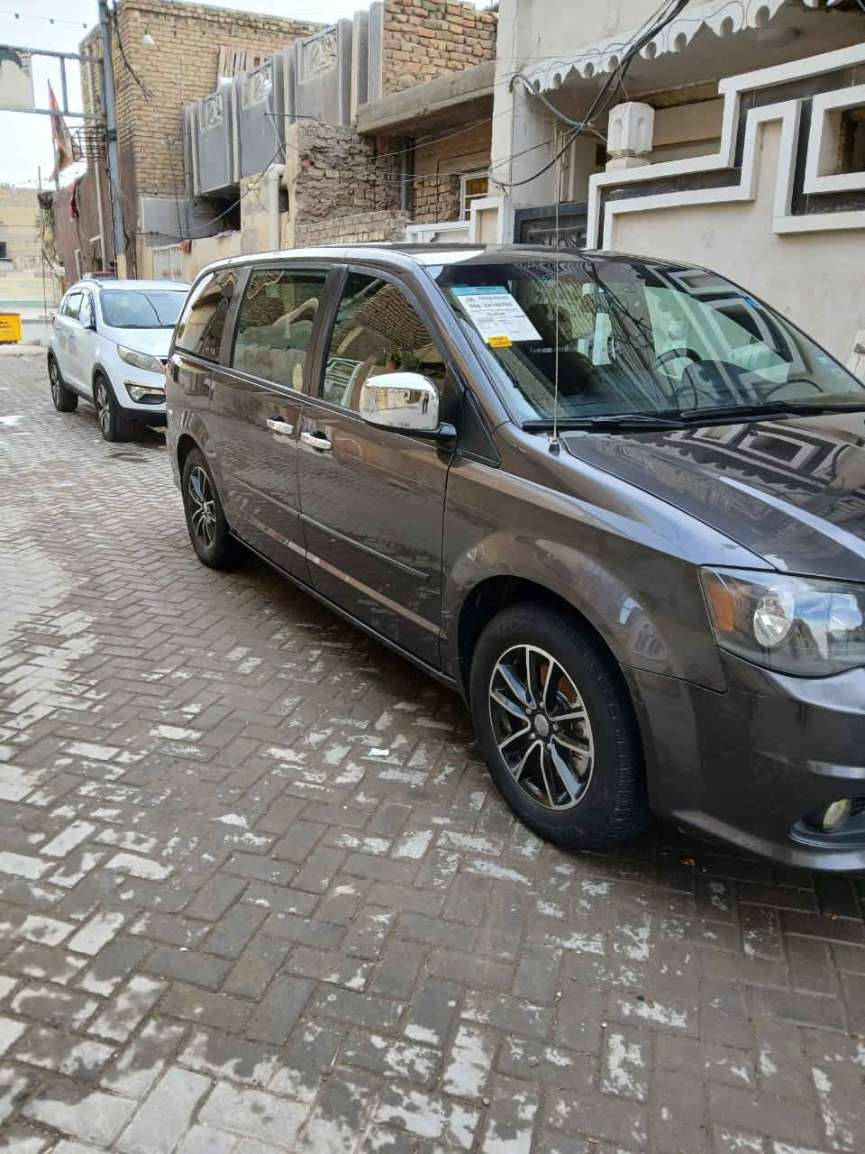 دوج كرافان موديل 2017 حادثه موضح بلصور سعره 180$ وبيها مجال بسيط للمعلومات اتصال على رقم ***********
