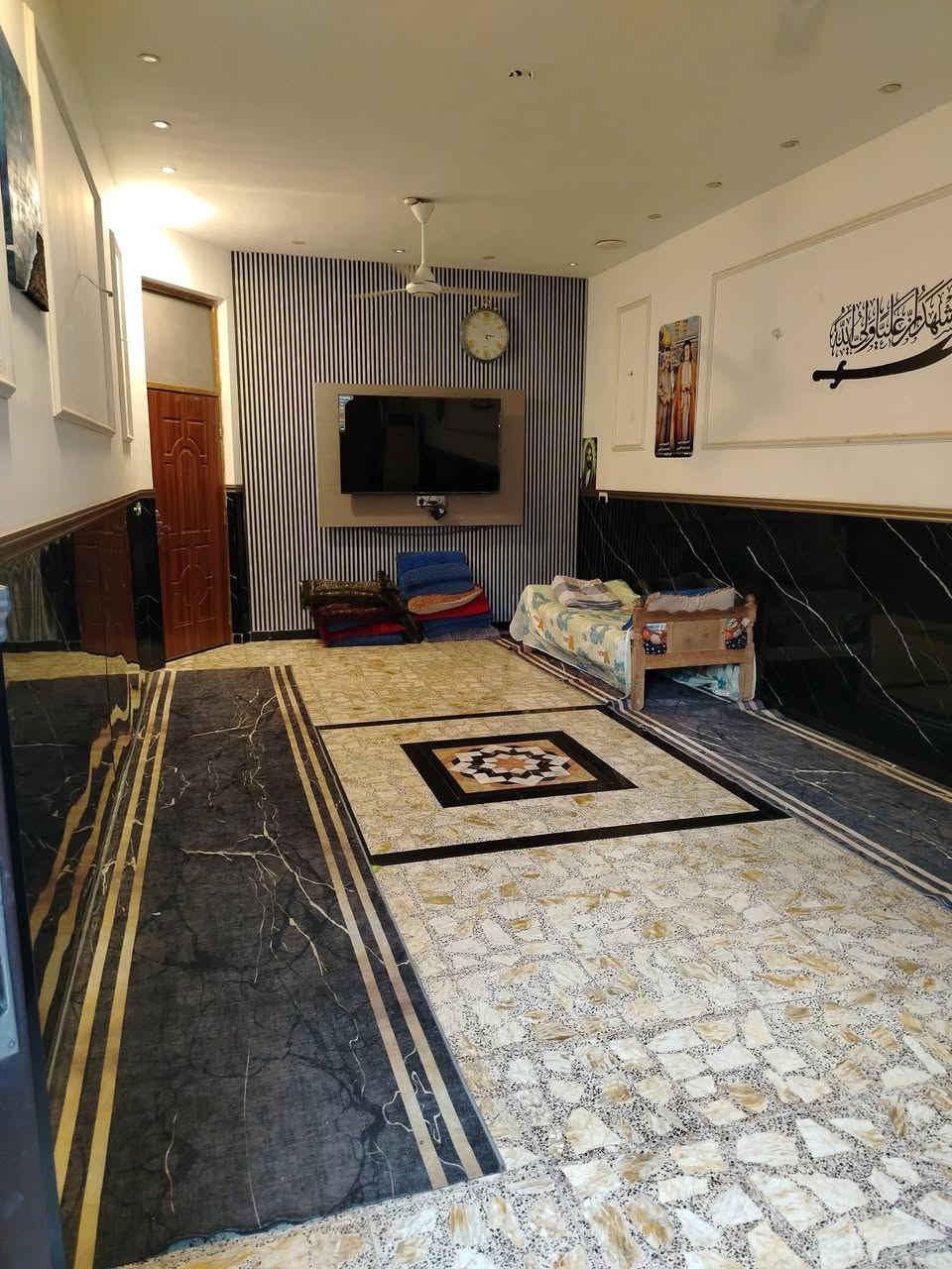 🏡 بيت للبيع
📍 مساحة البيت: 225 متر

✨ مواصفات البيت:

- يحتوي على 6 غرف نوم
- مطبخان: مطبخ حار ومطبخ بارد
- استقبال كبيرة
- صالة كعدة كبيرة
- يحتوي على صحيات عدد 2 في الطابق الأول والثاني
-يحتوي على طارمة
-يقع البيت مقابيل جامع المصطفى

📞 للاستفسار والاتصال:
***********
