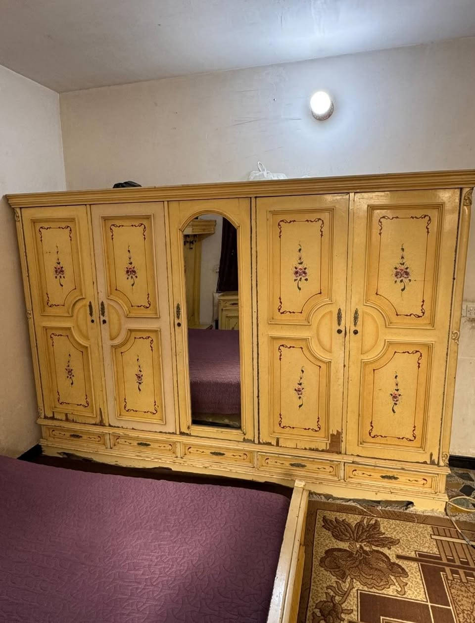 غرفة شغل عراقي خشب تكمه سبع قطع عايزه بس صبغ ويدات جرارت بيها ٢٢ جراره مكاني الشرطه الخامسه مال البياع السعر مليون وبيه مجال بصيط الاتصال على رقم الموبايل  *********** بي وتساب
