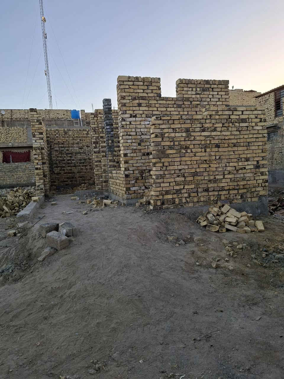 هيكل للبيع ١٠٠ / م السعر ٣٠ مليون وبي مجال حي السجاد الاتصال بالرقم ***********
