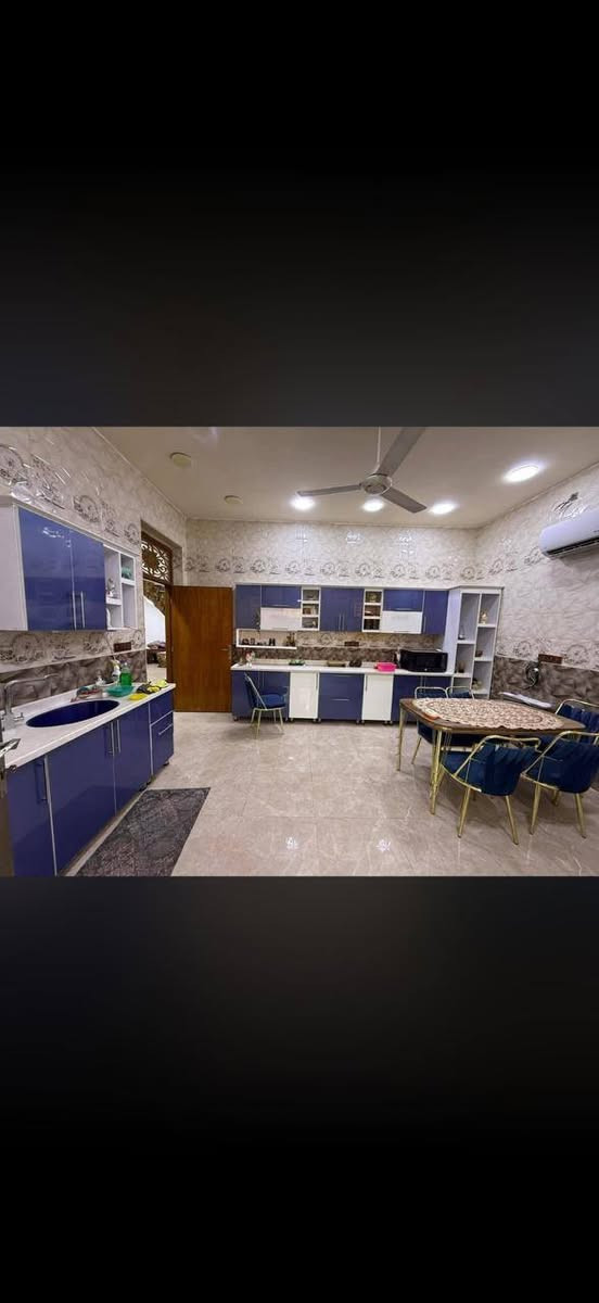 سلام عليكم دار للبيع المساحه 300متر طابو زراعي سند 25 حي الصحه سنت البناء 2021 بناء طابوك جمهوري يبعد عن شارع الرئيسي 150م البيت كلش مرتب سعر255 وقابل للتفاوض من يرغب بشراء مراجعه مكتب عقارات علي قحطان الخفاجي الاستفسار ***********
