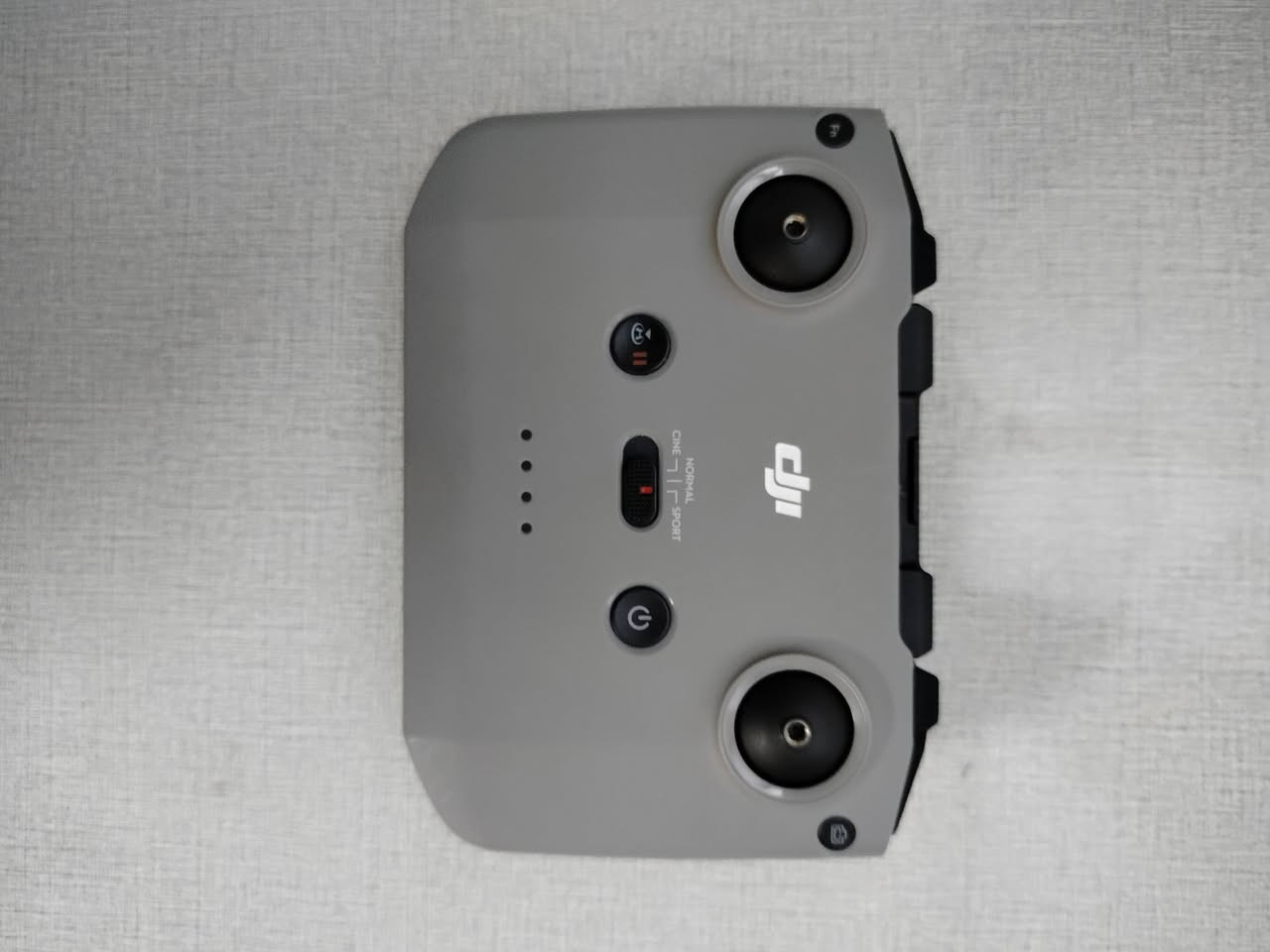 سلام عليكم متوفر درون دي جي اي مني تو  للبيع درون جديد لوك.   سعر 600الف   ......                                                 رقم وتساب ***********      مواصفات  درون هي.     درون DJI Mini 2 هي واحدة من أفضل الدرونات الصغيرة في السوق، وتتميز بالعديد من المواصفات الرائعة. إليك بعض المواصفات الرئيسية:::

- *الوزن*: 249 جرام
- *دقة الكاميرا*: 4k.60fps
- *مدى التحكم*: 10 كم
- *مقاومة الرياح*: مستوى 9
- *التكبير الرقمي*: 4x
- *زمن الطيران*: 31 دقيقة
- *نظام النقل*: OcuSync 2.0
- *الاستقرار*: 3-axis (tilt, roll, pan)

الدرون تأتي مع العديد من الميزات الذكية، مثل:
- *QuickShots*: أوضاع تصوير مبرمجة مسبقًا
- *Hyperlapse*: تصوير فاصل زمني
- *Panorama*: تصوير بانورامي
- *تتبع الأهداف*: تتبع الأهداف تلقائيًا

الدرون متوافقة مع تطبيق DJI Fly، الذي يتيح لك التحكم في الدرون وتحرير الصور والفيديوهات بسهولة ¹ ² ³.
