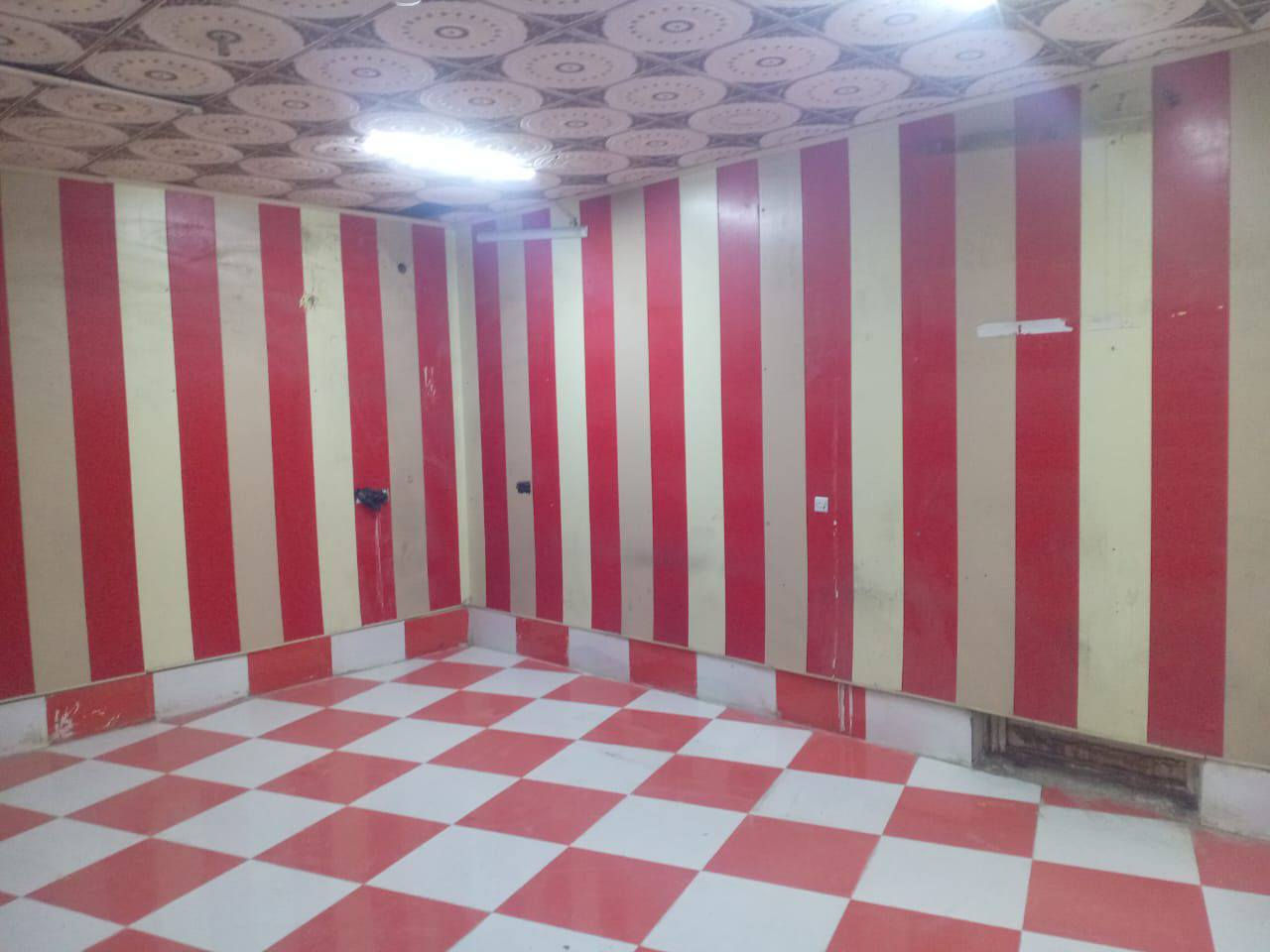 السلام عليكم من رخصة الاخ الادمن
محل ركن تجاري موقع مميز المساحة 7 م في 4.5م تغليف جدران  وسقوف ثانوية .
يصلح (مكتب البيع المباشر لشركات الاتصال والانترنت/ صالون حلاقة نسائي /صيدلية/مواد انشائية/ازياء ملابس/مطعم اكلات سريعة/مكتب عقارات/تصوير واستنساخ قرطاسية /)(نعتذر عن مهنة النجارة والحدادة والبنچرچي وتبديل الدهن وتصليح الدراجات النارية)
العنوان/التنومة /شارع گردلان /قرب خطوة الامام علي بن الحسين عليه السلام /مجاور محطة غسل سيارات المصطفى/مقابل علوة العامري لبيع الحديد
الايجار الشهري 500 الف 
الاتصال ***********
