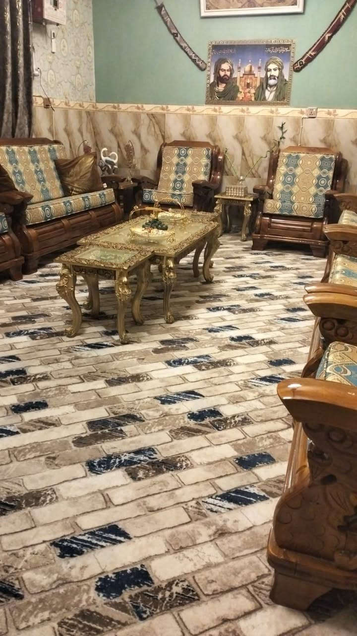 بيت مساحة 110 متر واجهة 11 نزال 10 يحتوي على ثلاث غرف غرفتين 5*5 وغرفة 6*5 استقبال6*5 طابقين نظيف في منطقة حي القاهرة المعلمين خلف الجوازات قرب الشارع العام كلشي قريب عليك من بانزين خانه مركز شرطة اسواق مستوصف صحي حمامات 2على اليمين معزولة عن السكنةللبيع للاستفسار الاتصال
***********
