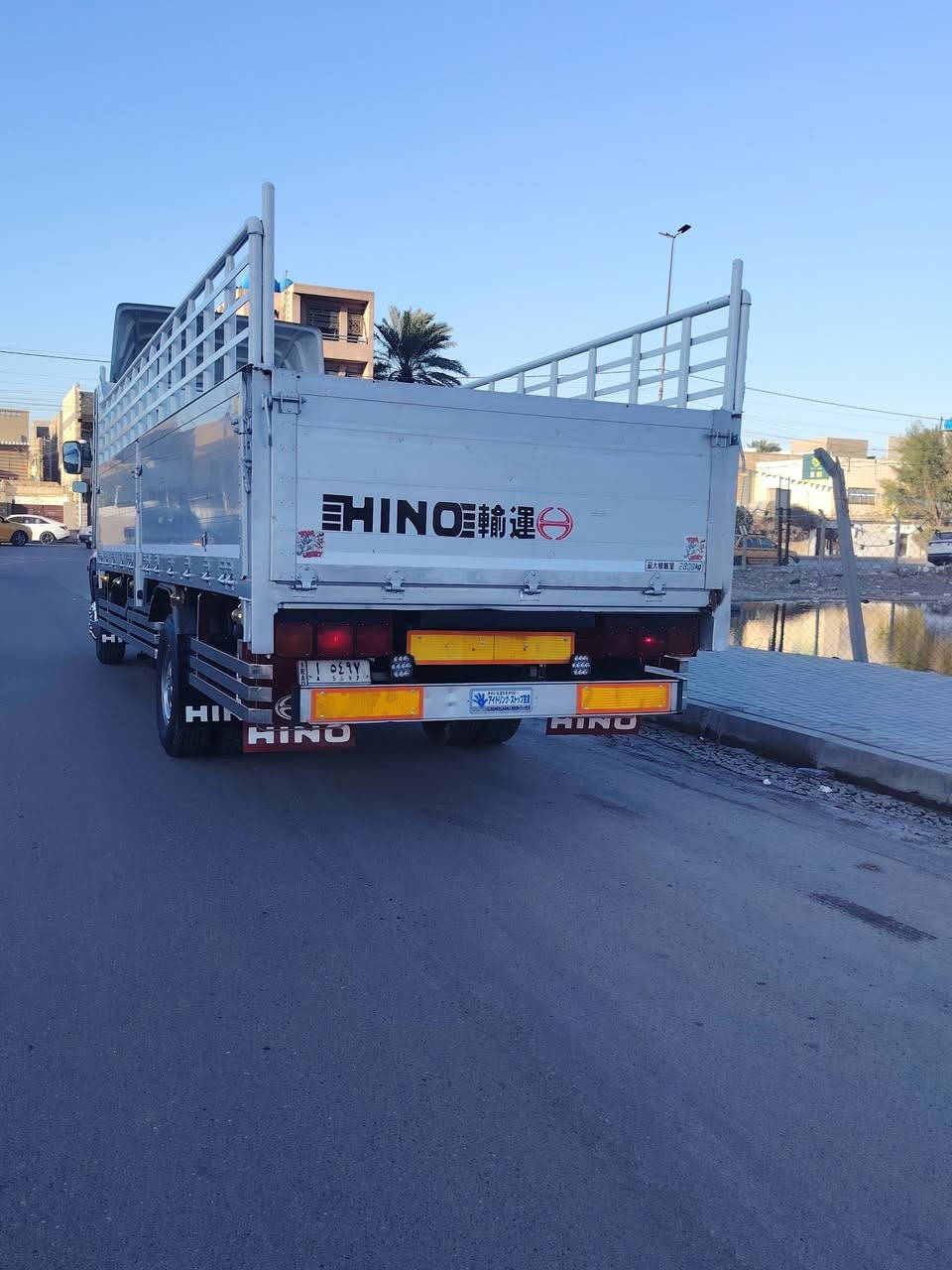 السلام عليكم
هينو شيطان طول ٦وربع بلادي موديل ٢٠٠٣ اصلي شاصي مامصبوغ ٦سلندر 80 عادي فاكيوم البدي ٨٠ قطعتين  قواطع جنل محجر بوري تخم تاير جديد سبايدرات جدد دوشمه ودشبول اسود  كاسحه عاليه السنويه   شهر ٥   ٢٠٢٨ الاتصال على *********** مكان السياره بغداد
