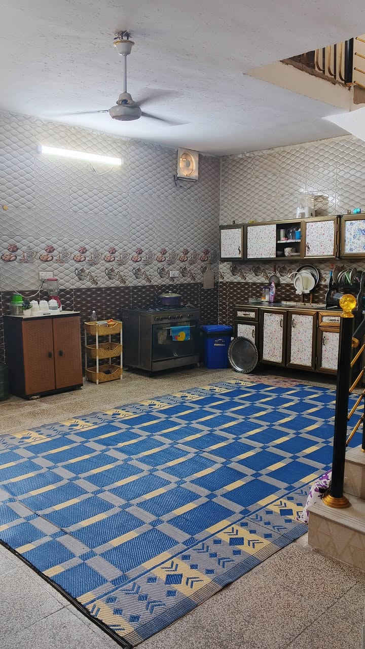 السلام عليكم عندي بيت للبيع مساحة 200 متر / يحتوي البيت على استقبال ومطبخ وغرف عدد 2 + صحيات وترك وبيتونه وسطح + گراج جبير
موقع المكان / بغداد مجمع فدك قرب مجلس البلدي
التواصل على هذا الرقم / ***********
