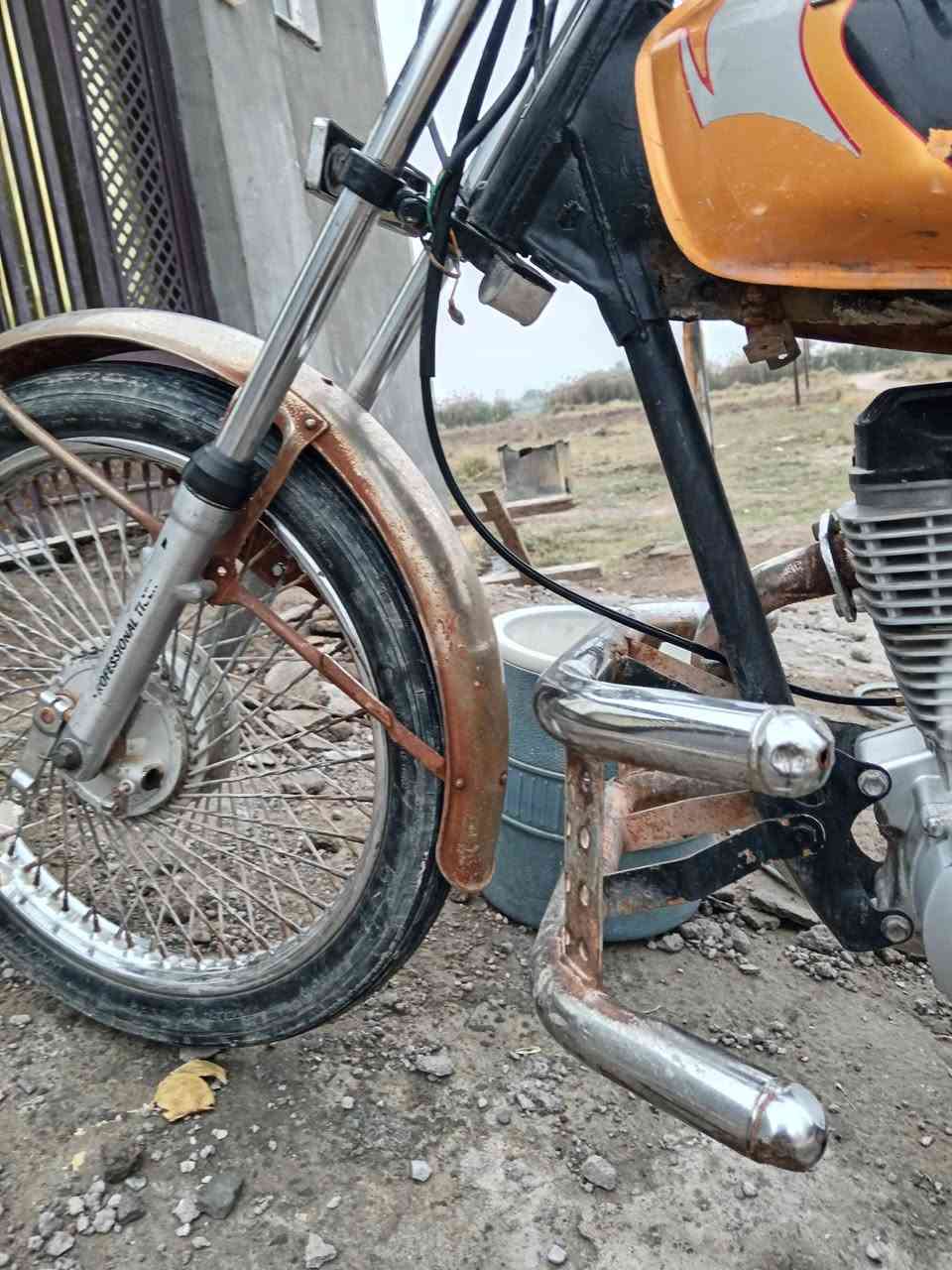 السلام عليكم دراجة 
تايكر موديل 18 بدون أوراق دراجة يحتاجلها ترتيب

السعر 225 مكاني بعقوبة بهرز*********** او مراوس حسب الاتفاق
