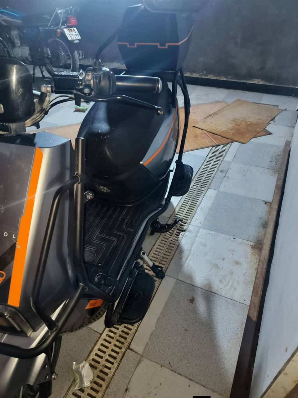 السلام عليكم اخوان دراجة شحن حجم كبير للبيع
تحتوي على 6 بطاريات كاملة مكملة من جميع النواحي
لايت شاشة اشاير عالي ناصي السعر 700
عنواني ناصرية اسديناوية الرقم ***********
