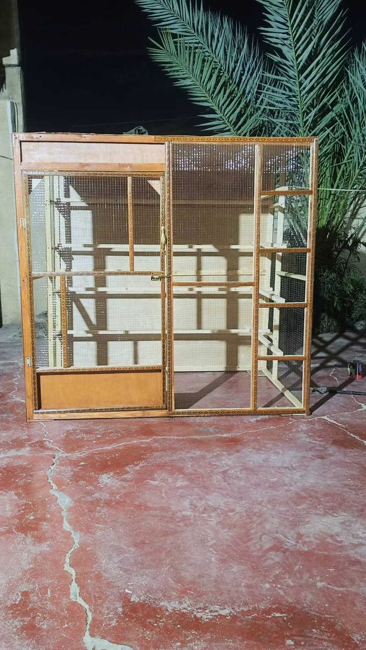قفص طيور خشب مميز للبيع - بغداد المعامل 🦜
للبيع قفص طيور بتصميم واسع وشغل خشب متين ومزخرف، بحالة ممتازة.
​📏 القياسات:
​الارتفاع: 150 سم
​العرض: 150 سم
​النزال (العمق): 100 سم
​✨ المواصفات:
​هيكل خشبي قوي مع تفاصيل جمالية.
​مساحة كبيرة توفر حرية حركة كاملة.
​مزود بمجاسم داخلية وتقسيمات مريحة.
​شبك متين يحمي الطيور ويوفر تهوية ممتازة.
​💰 السعر: 100 ألف
📍 الموقع: بغداد - المعامل
📞 للتواصل: (***********)
