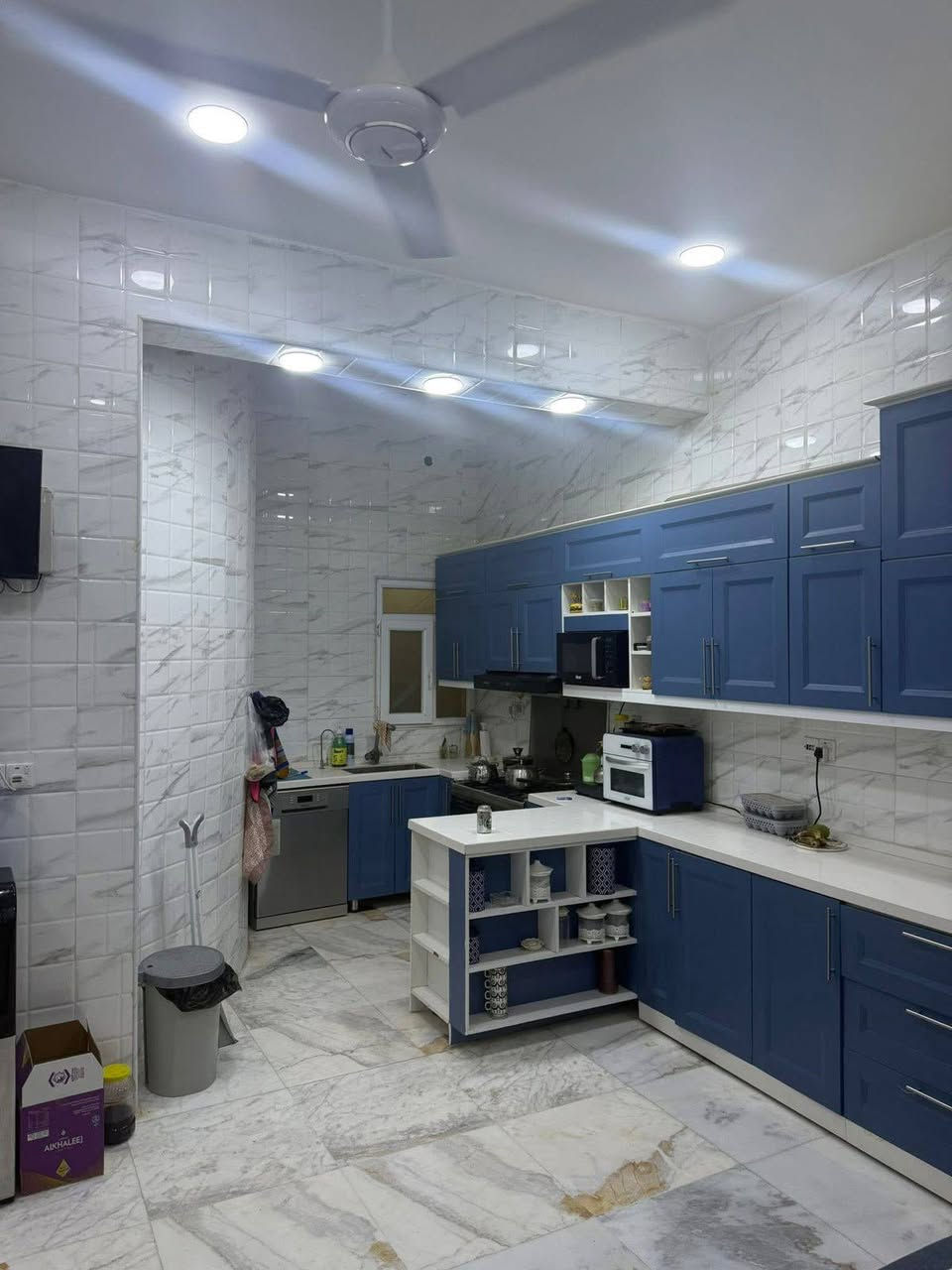 سلام عليكم بيت 200متر للبيع بناء حديث طابق ونص غرفتين وصاله ومطبخ وصحيات واستقبال الطابق الثاني سويت وصاله في حي الجامعه اول شارع خلف معهد النفط على شارع رئيسي مقابل ساحه ومدرسة جديده للاستفسار 
مكتب عقارات السبطين الهندسي 
دور النفط مقابل جامع الامام المهدي عليه السلام 
📞***********
📞***********
