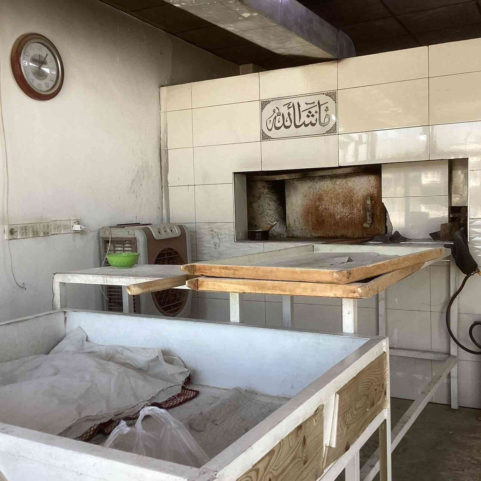 فرن صمون حجري للبيع يشتغل ١٤٠ الى ١٥٠ يشتغل على الغاز  يحتوي على ٩٠ طاولي مربع وعجانه سعة ٥٠ كيلو  ايجاره المكان ٢٥٠ الف مع الماء والكهرباء يقع على سايدن تجاري شارع ريسي المواد الموجوده حسب ما ضاهرات في الصوره المحل كبير ٥ في ٢٠ يمكن ان يستغل بمشروع اخر كصمون كهرباءي ومعجنات كمعمل يقع في ال٥٥ حي الزوراء الشارع العام مدخل الشارع الاتصال ***********
