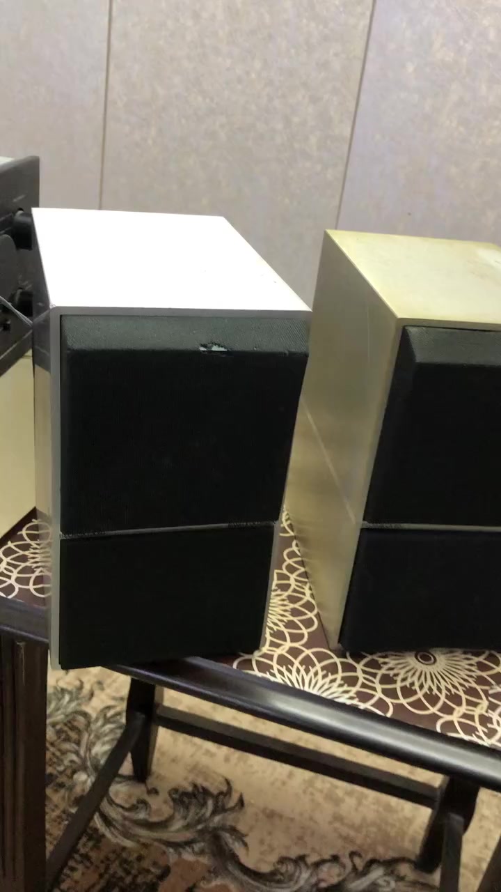 زوج سماعات دنيماركيه بانك اند اولفزن نظيفات هاي فاي ستيريو المواصفات والايعاد موجودة في الصور السعر ٦٥ الف ،لايوجد توصيل عذرا ،بغداد،***********
