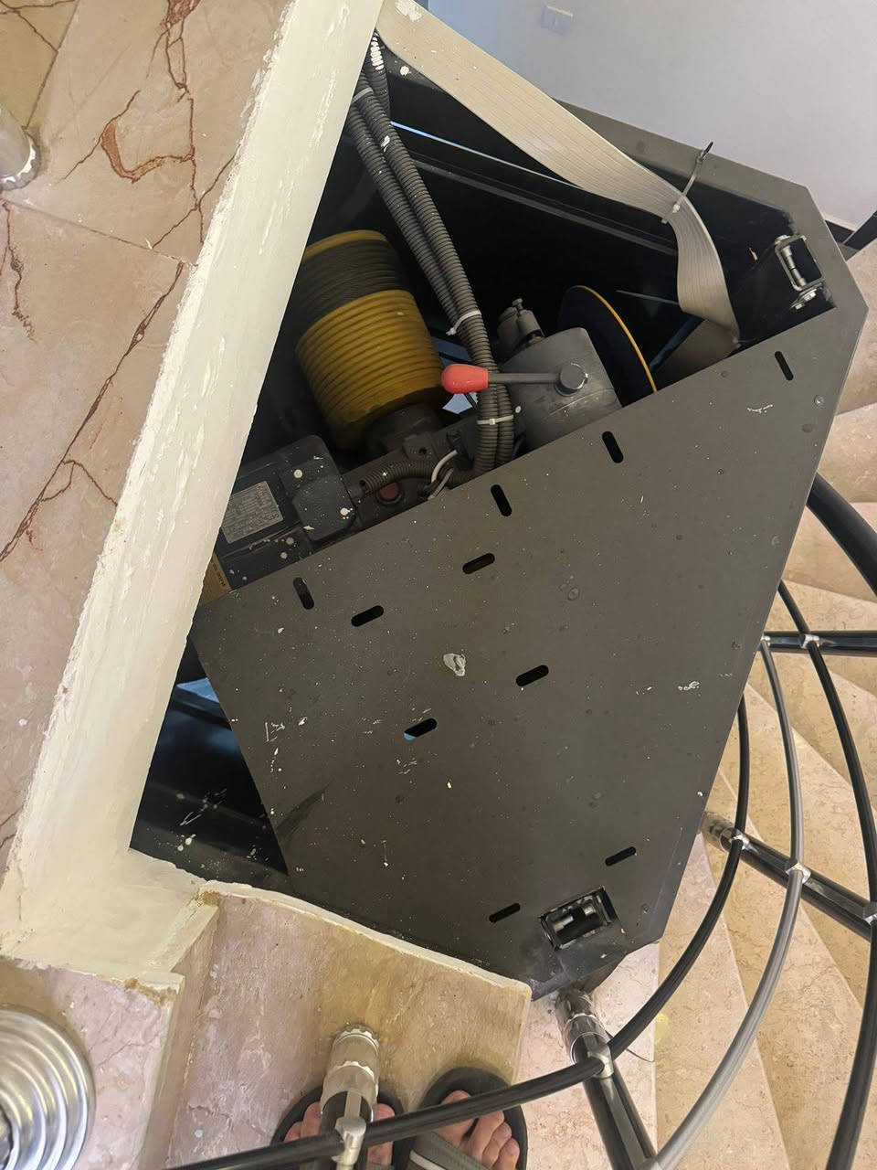 من رخصت الادمن مصعد للبيع يتحمل ٤ اشخاص علمن المصعد مشدود وشغال تجي اتشوفه اذا عجبك سعره تفتح وتاخذ الاتصال عله هذه الرقم ***********
