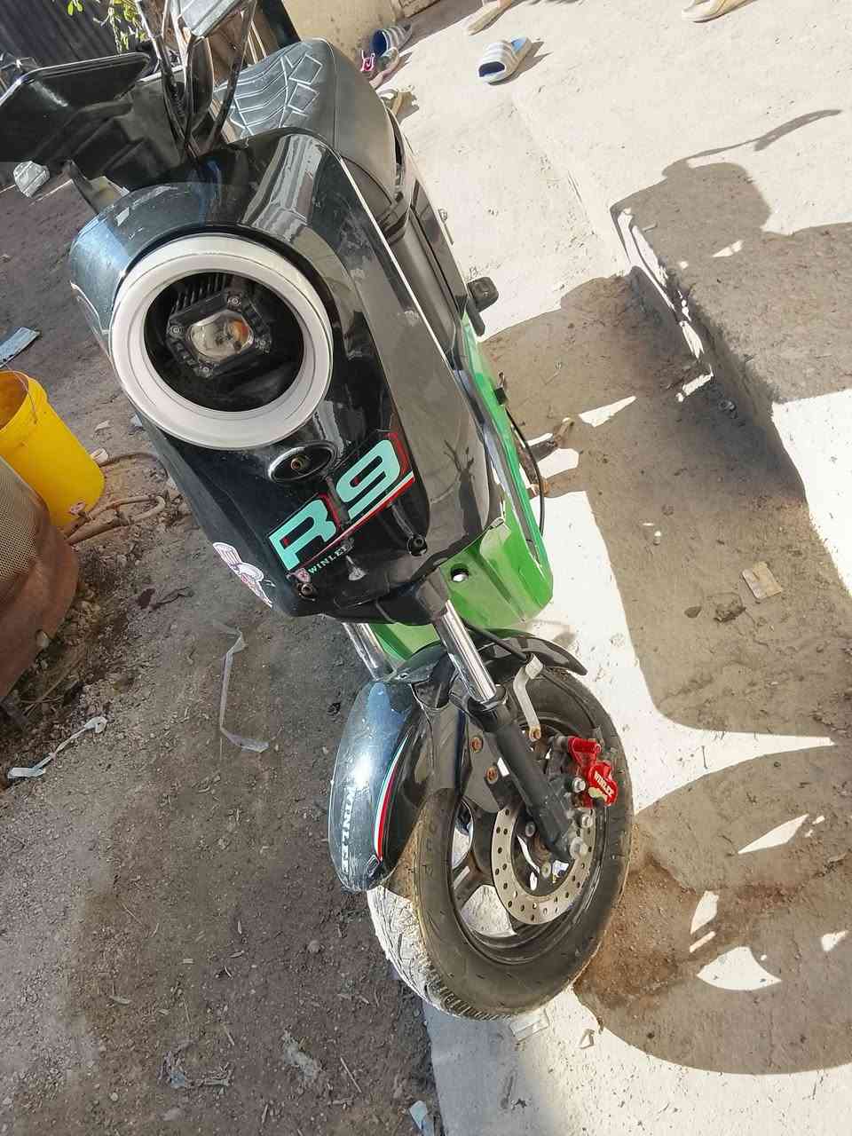 سلام عليكم دراجة ار 9 نضيفه انضف من الصوره يرادلهه بطاريات 16 انبير فول مواصفات لايتات اشاير بريكات كفراتهه نضيفه السعر 250 وبيها مجال جماعت 175 لا تراسل رجاء 
العنوان البصره التنومه كردلان 
هاتف ***********
