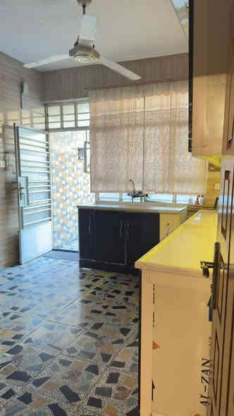 بسم الله الرحمـٰن الرحيم
🏠دار للبيع طابو زراعي🏠
الموقع البلديات منطقة حي التراث المساحة 175 متر طابقين 
صالة
اربع غرف نوم وغرفة خامسة مخزن 
صحيات 3
مطبخ حار وبارد
يبعد عن الشارع العام 100 متر منطقة مرتبة ومتوفرة كل الخدمات
السعر 295 مليون وبي مجال للشراي
 ملاحضة أني مكلف بلنشر
للاستفسار مع صاحب الدار ***********
