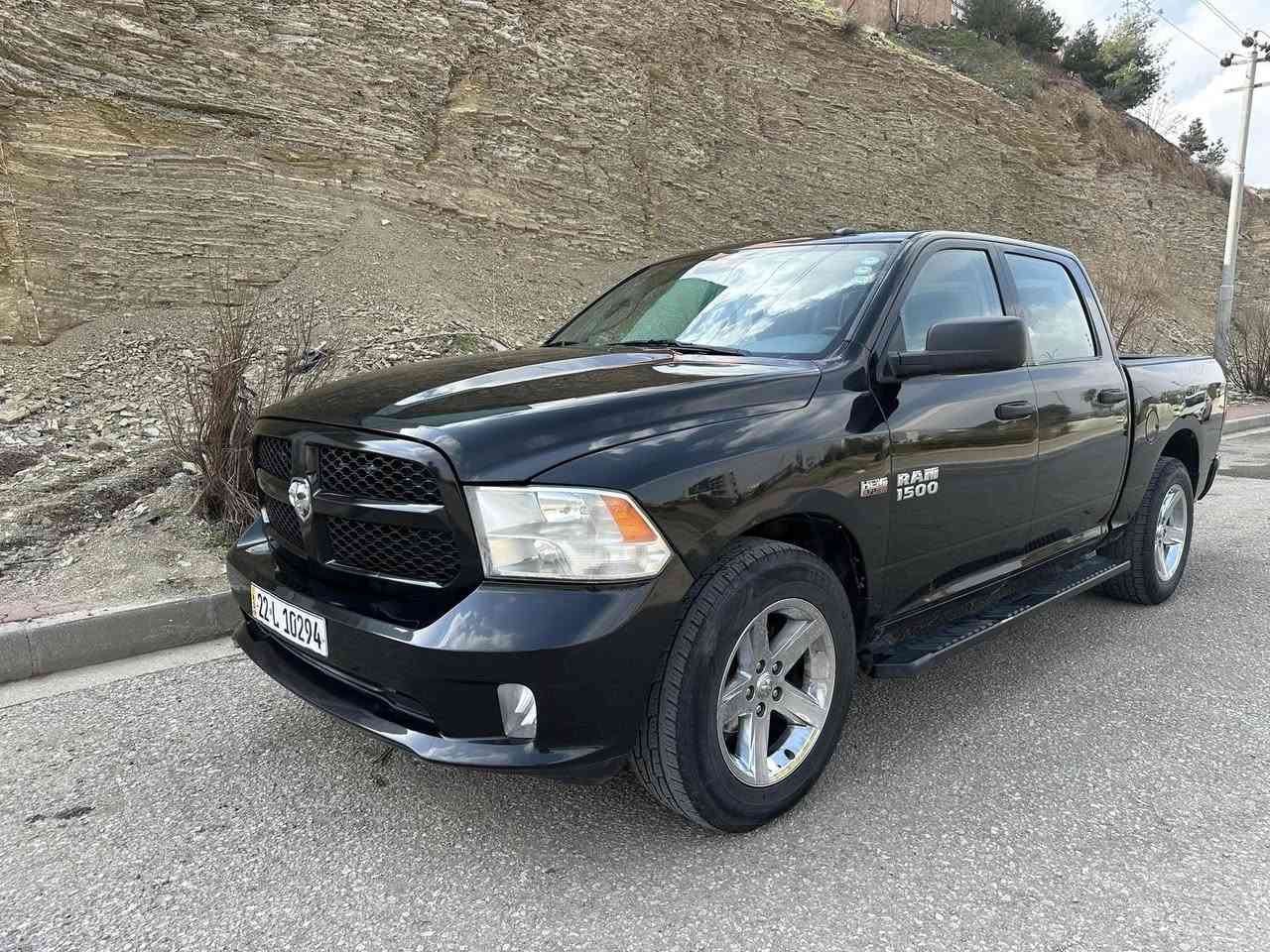 سلام عليكم 
دوج رام موديل ٢٠١٧ مكينه ٨ سلندر مامفتوح فور ويل باب طويل بودي صغير چملخ وباب خلفي جهة سايق مصبوغ مواصفات كندي مايطلع صور حادث بس عندي تقرير كار فاكس سعره ١٨٠ مكان سياره سليمانيه ***********
