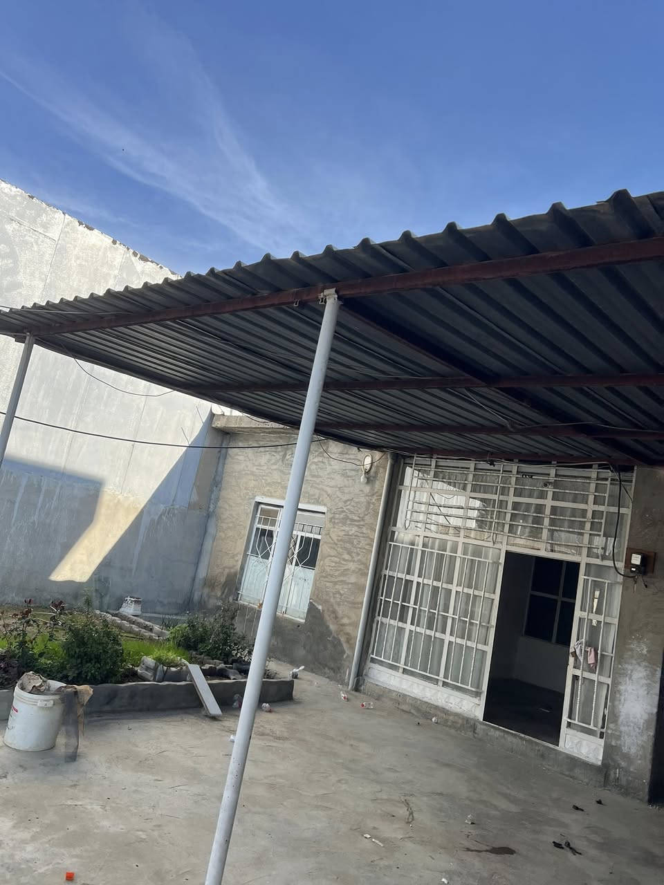 ئەو کەپرە بۆ فرۆشتن 7مەتر پان 5مەتر درێژ 
بۆ باخ بۆپێش خانوو دوکان بۆشوێنی مەڕوو ماڵات زۆر گونجاوە
***********
بۆنرخ پەیوەندی بکەن یان نامە بنێرن
ناو نیشان حاجیاوا
