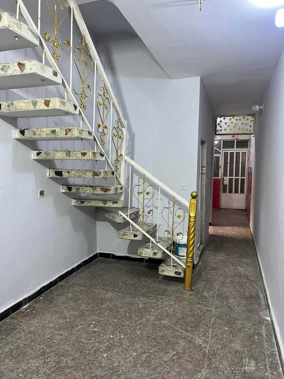 دار لليجار بناء حديث 👌📍موقع الشعب منطقه العقاري قرب مدرسه التربيه وصالون يلدز❤️
يتكون من غرفتين نوم وصاله وحمام ومطبخ وستقبال وسطح وبيتونه للاستفسار والطلب حسين الدراجي ابو الاكبر *********** (سعر اليجار 450 قفل )
