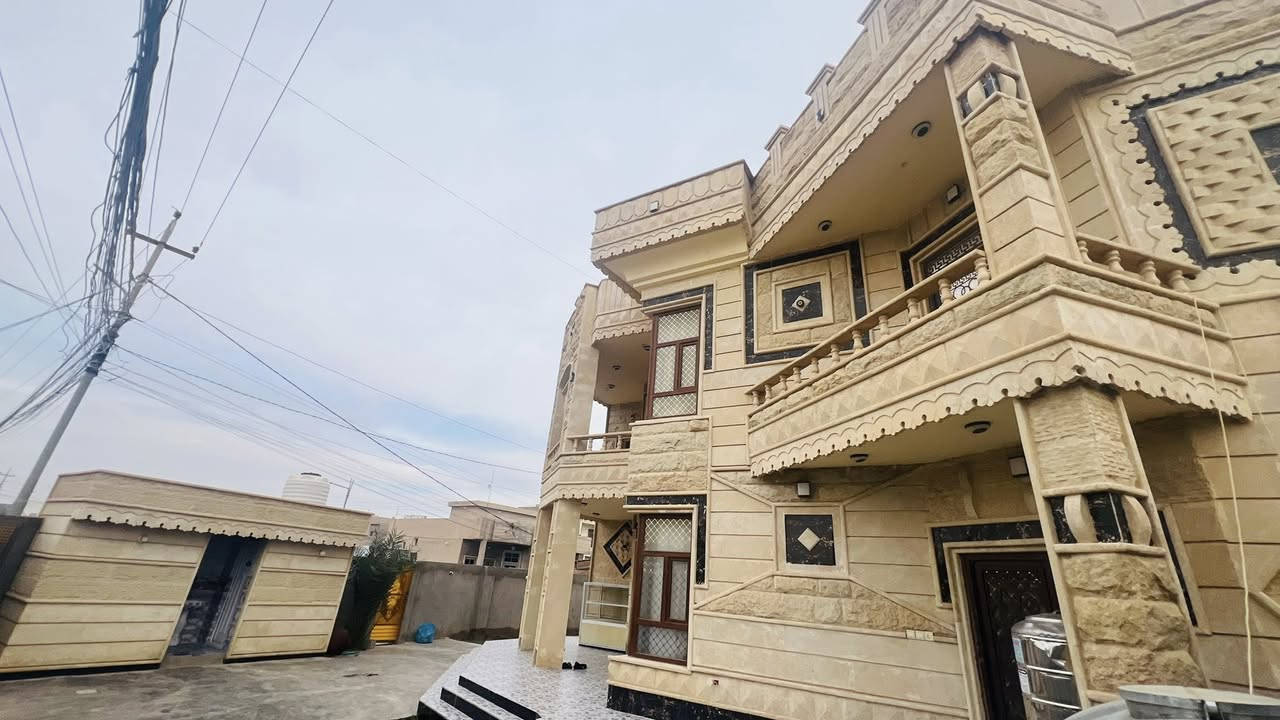 دار للبيع   مساحة 500  طابقين   اربع غرف غرفتين جوة وغرفتين فوگ استقبال ربعة 

مطبخ حار بارد حمامات 2 وصحية داخليات

حمام وصحية خارجي حدائق عدد 2 ومخزن خارجي 

المكان  شارع روتانا قريب على ملعب القلعة

رقم الهاتف ***********
