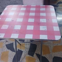 ميز صغير • للبيع
