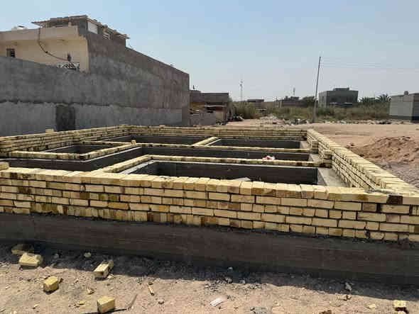 سلام عليكم قطعه للبيع العنوان شط العرب جسر خالد زين العابدين مقابيل اسواق ابو حيدر قبل مدرسه الهليه المساحه 80 بيه فضله 10متر ملك صرف زراعي بسم عراقي السعر 27 التصال *********** البصرة
