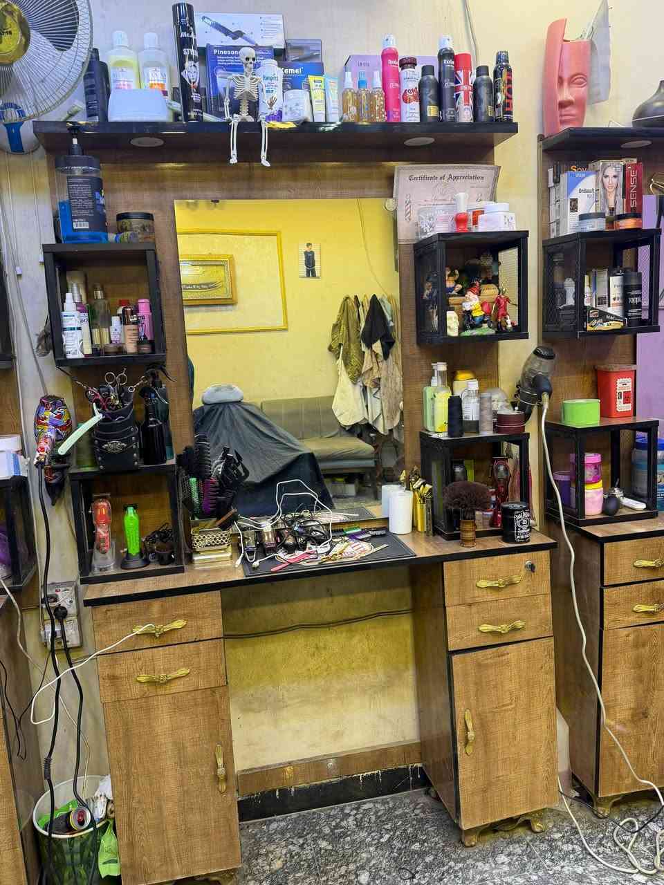 سلام عليكم👋
ميوزه حلاقه عدد 3 للبيع مثل ما واضح كدامكم نضيفات ومرتبات كل ميز  يتكون من قطعتين منفصلات ميز بوفيا + مرايا البوفيه تحتوي على كومديات 2 و4 جرارات
والقطعه الثانيه مرايا + ٤ بوكسات 
السعر 500 الف
التواصل على الخاص او 
واتساب***********
