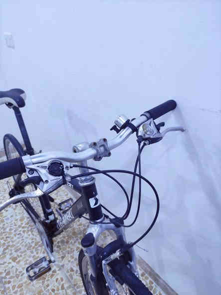 السلام عليكم

دراجه ماركة لويس #LOUIS_GARNEAU ماركه عالميه غنيه

 عن التعريف صنع اصلي اورجنال كندي🇨🇦 مختوم

حجم 28(C700)  قياسM ميديم لشه عالية وضخمة 
  
لون (أسود لامع ميتاليك) ...فوول المنيوم خفيف جدا

 دبل امامي هايدروليك سلس١٠٠٪ لامتصاص الطسات والصدمات 

سستم شيمانو كامل سيت  آلتوس كامل #SHIMANO_ALTUS

بدالات السرعه 8X3 سحب دفع #شاشه_حديث

بريكات شيمانو تيكتروبالمكان #TEKTRO...رقبه لعابه متحركه 

حسب الطول تتقدم للامام وترجع للخلف وتتصعد وتتنزل 

وياله #ALEXRIMS  طبقتين مصممه لتحمل الاوزان الثقيله

 والطسات ....تايرات كتان اصليه نقشه ناعمه فوول سلاسه وسرعه 

سرج طبي اصلي ...كامبليون امامي خلفي وبلسرج  

الدراجه ختم واحد ليبل واحد ... وبلحقيقه بعد احلى من الصور 

🔴الدراجه قطعه مال حاويه غير مستخدمه داخل العراق ...ما مبدل بيها برغي على وضع الشركه بلاد ....ما بيها اي نقص كامله وجاهزه ١٠٠٪

المكان الموصل الجانب الايسر.....السعر 230 الف (ثابت_قفل)

يوجد توصيل بغداد 

رقمي *********** للتواصل
