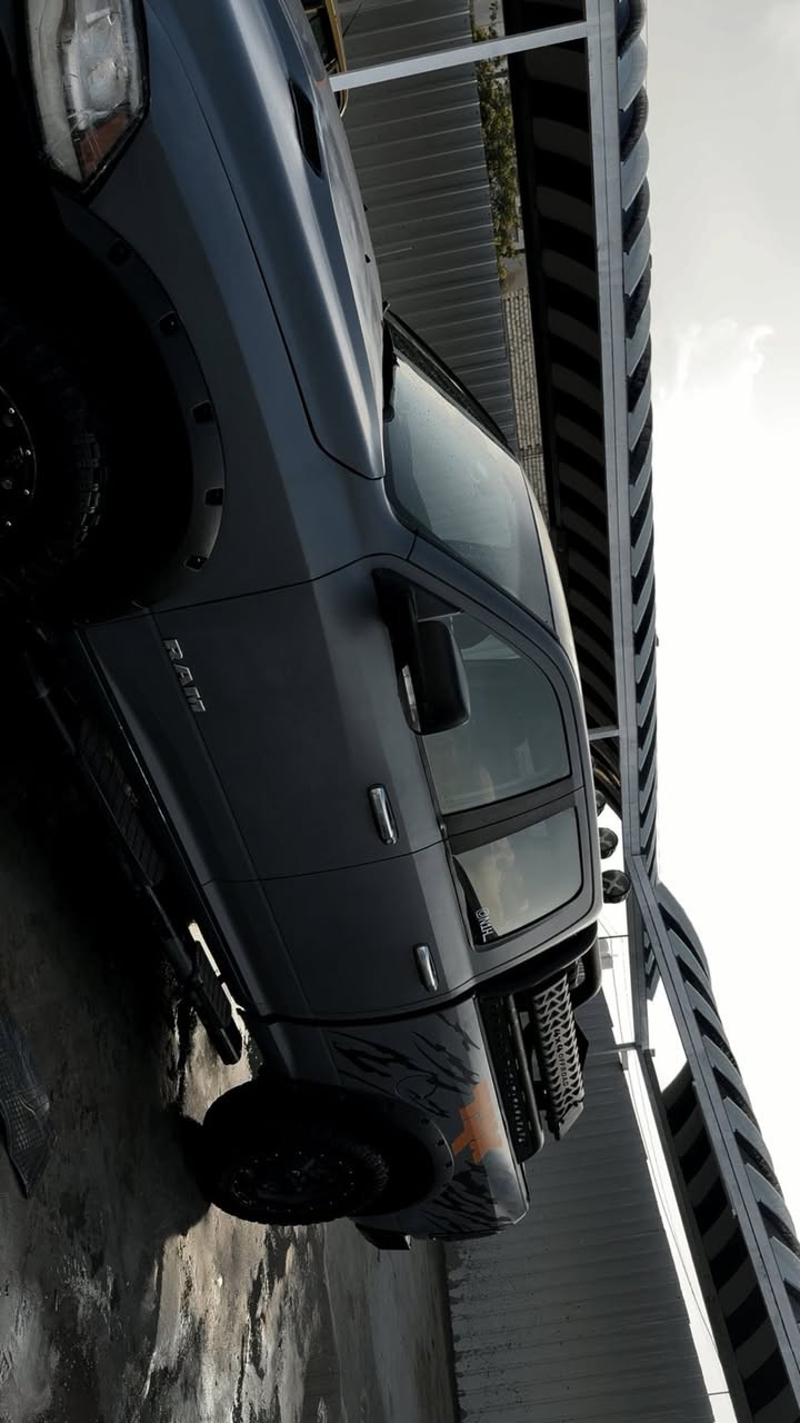 السلام وعليكم رام للبيع او مراوس ب جارجر  او جالنجر  موديل2012 تزويد امريكة مملعوب بيها بل عراق السيارة مال جناية  لون سمنتي السيارة كلش حلو وشرط لمن تمشي كلها تباع مرجوعة😂محرك 5300  فقط اكو خربطة بل محرك  
 للاستفسار ***********
