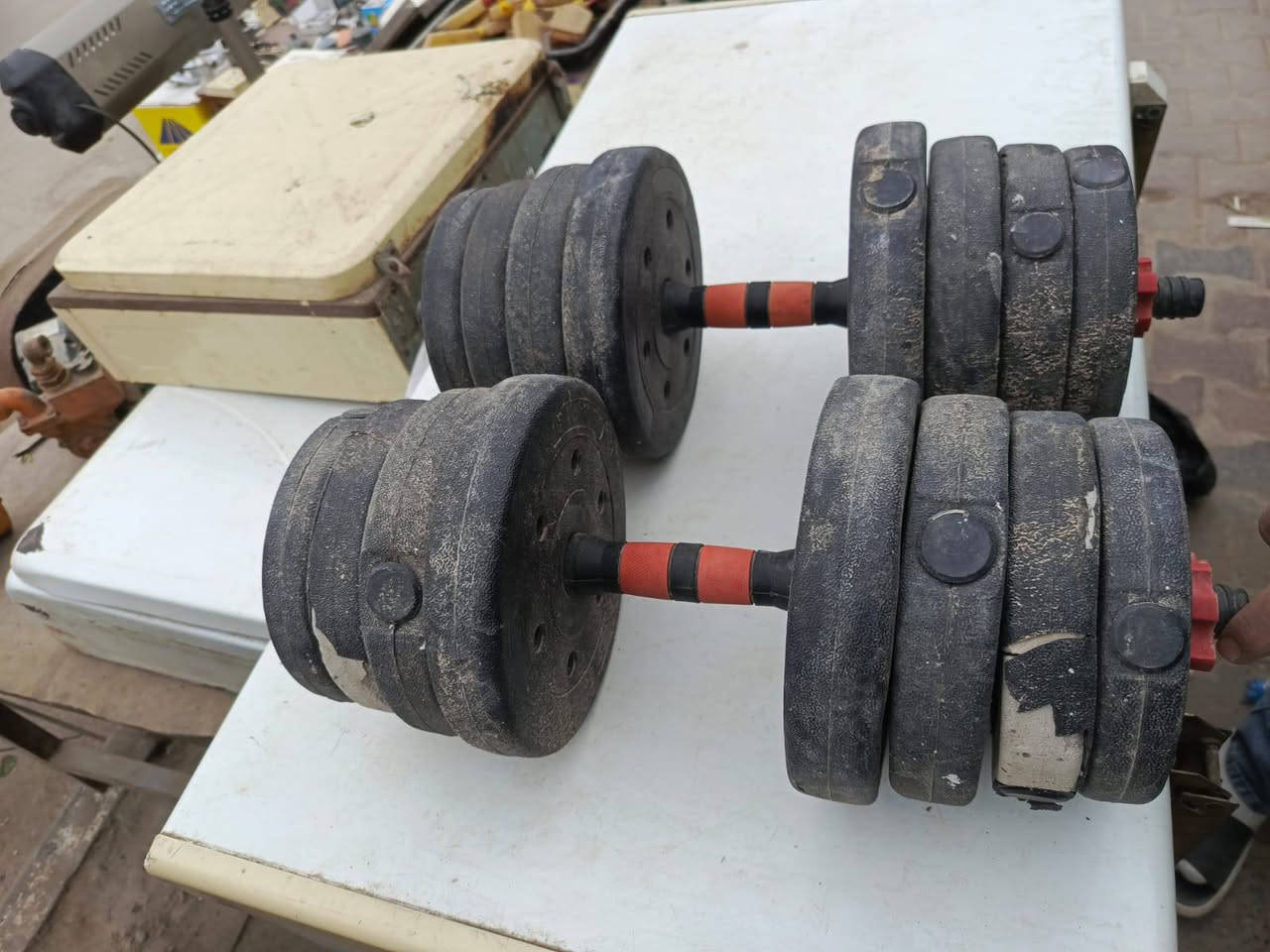 سلام عليكم غراض للبيع
1...براد شغال نضيف كلش 
2..دمبلص نضيف 
3..سنك متر وربع جديد مامستخدم ابدد نضيف كلش كدامكم 
4..طباخ اربعه عين ابو الفرن وأوفن كهربائي نضيف كلش 
5..صوبه ام المنضر نضيفه كلش 
6..بلازمه حجميه 55أوربي باله
7..مجمده 14 قدم نضيفه بشكل عام التواصل على الرقم واتس ***********
